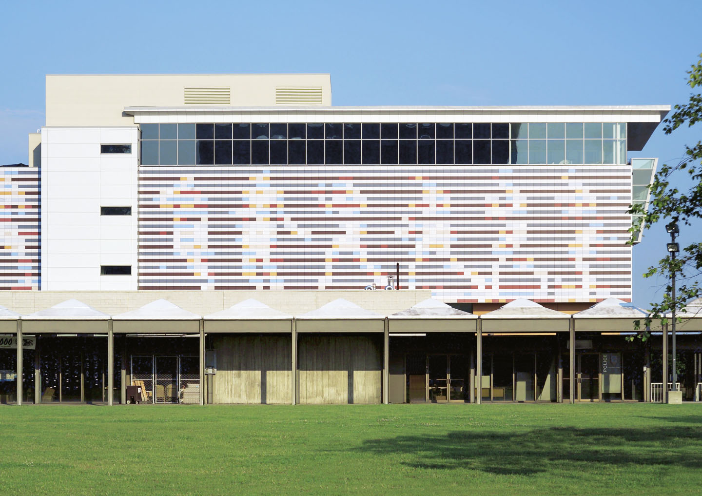 Muhammad Ali Center in Louisville  mit farbenfroher Keramikfassade