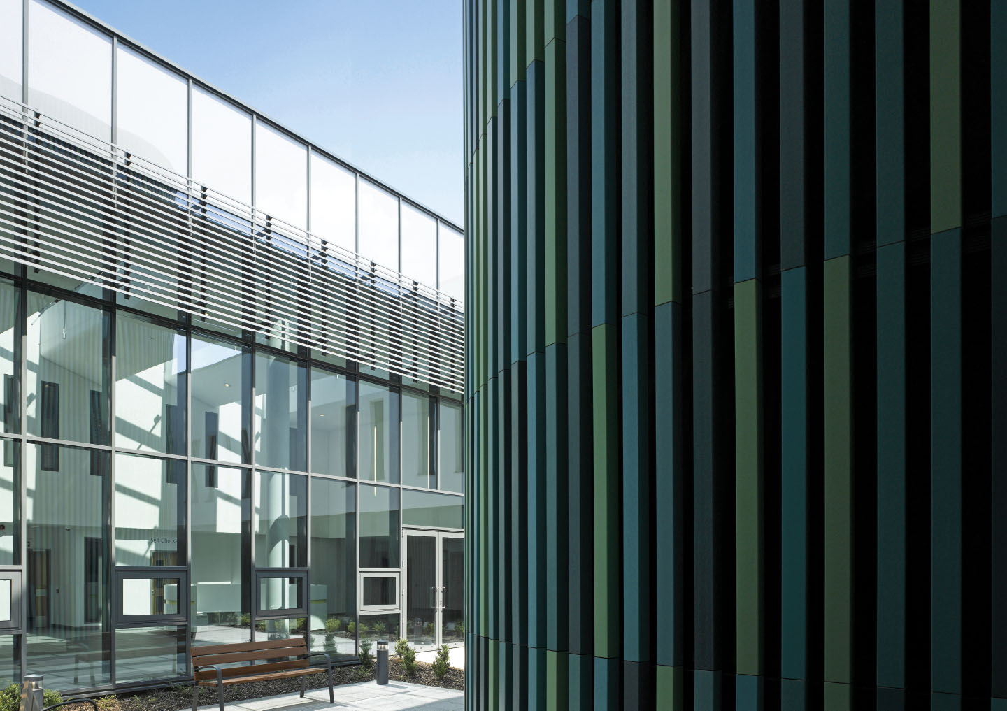 Die farbenfrohe Keramikfassade des Finchley Memorial Hospital, London