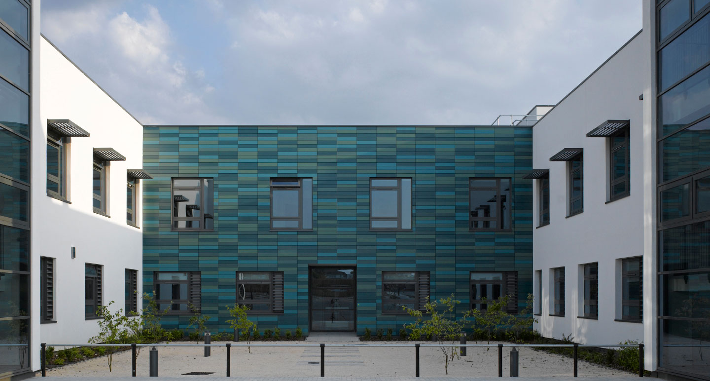 Nachhaltig bauen mit keramischen Fassaden