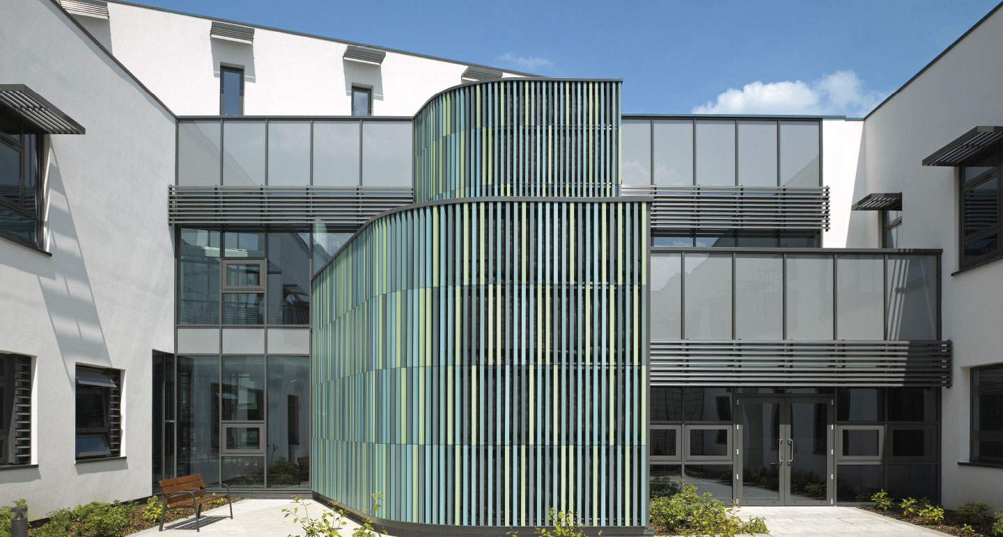 Keramik-Fassadenplatten und Formteile an der Fassade des Finchley Memorial Hospital in London