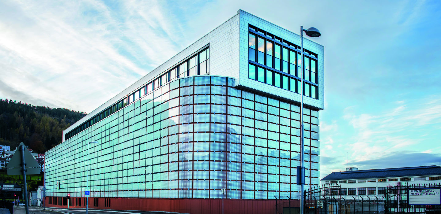 Die Fassade von Fabrikkgatan, Bergen, Norwegen, realisiert mit KeraTwin